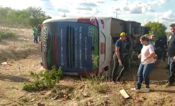 Ônibus que saiu de SP para Pernambuco tomba e deixa quatro mortos e vários feridos na BR 116 em Canudos (atualizada)