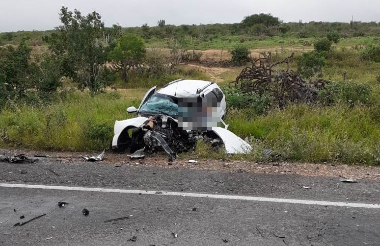 Colisão envolvendo carro de passeio e carreta deixa um morto na BR 116 Norte