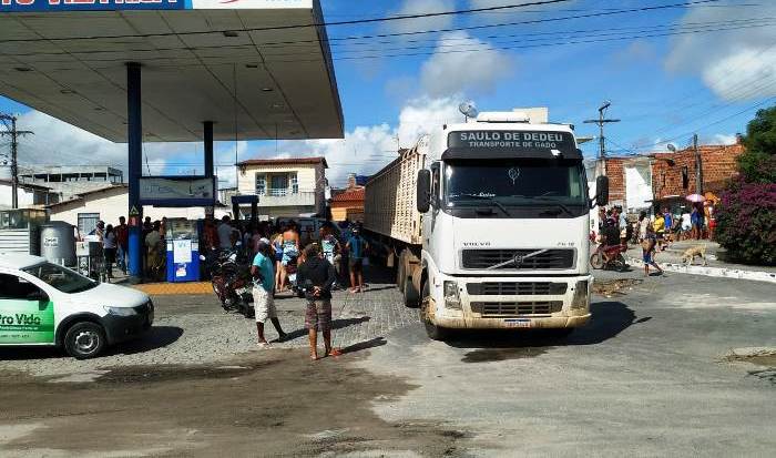 Mulher morre atropelada por carreta em área urbana da cidade