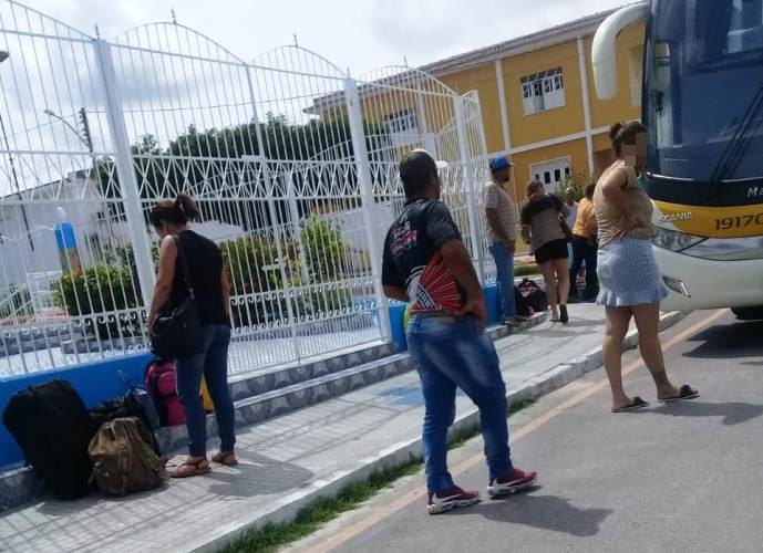 Moradores de Queimadas e Cansanção registram desembarque de pessoas em ônibus na manhã desta sexta-feira