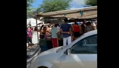 Aglomeração em feira livre de Salgadália gera preocupação e assunto repercute. Veja o vídeo