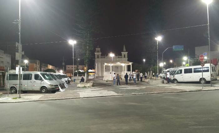 Proprietários de van se reúnem durante madrugada para pedir ao governador prorrogação no pagamento do CRLV