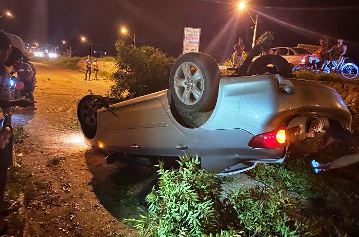 Corolla com placa de Retirolândia capota em Riachão do Jacuípe após suposta perseguição policial