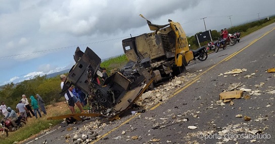 Quadrilha explode carro forte na BA 210 região de Paulo Afonso