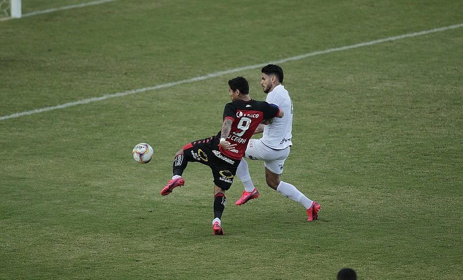 Série B – Vitória vence o Paraná com gol de pênalti e se aproxima do G4
