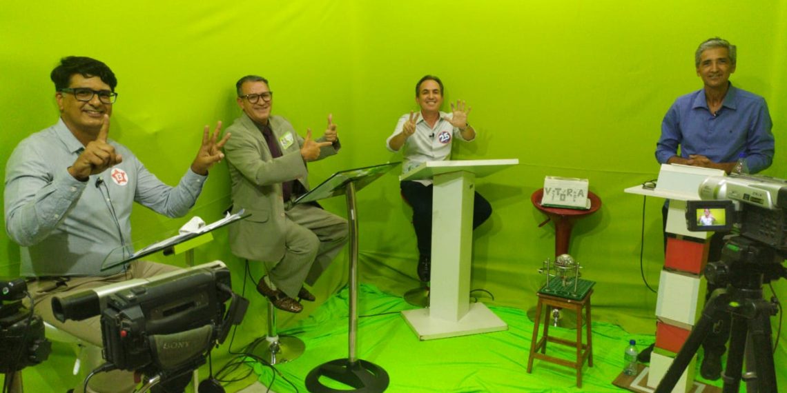 Candidatos a prefeito de Coité participam do primeiro e único debate. Eleitores se reúnem para acompanhar