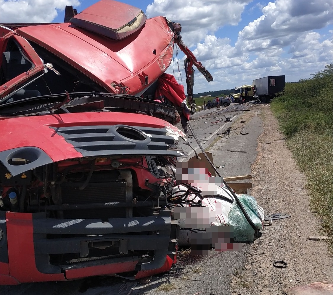 Colisão frontal envolvendo caminhão e carreta deixa um dos motoristas morto  na BR 116/Norte – Calila Noticias