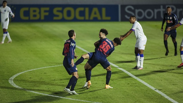 Bahia sofre apagão e é goleado pelo Bragantino