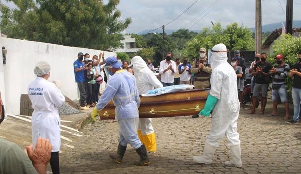 Com carreata pela cidade, humorista Jotinha é enterrado; prefeitura decreta luto