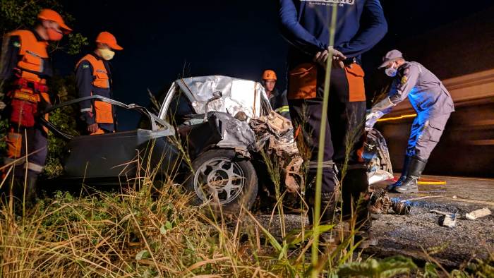 Colisão na BR 324 envolvendo caminhão e Kadett próximo a Tanquinho deixa dois mortos e um gravemente ferido