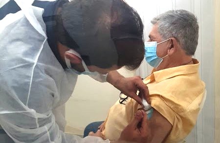 Prefeito de Antas, fura fila e toma vacina contra covid-19