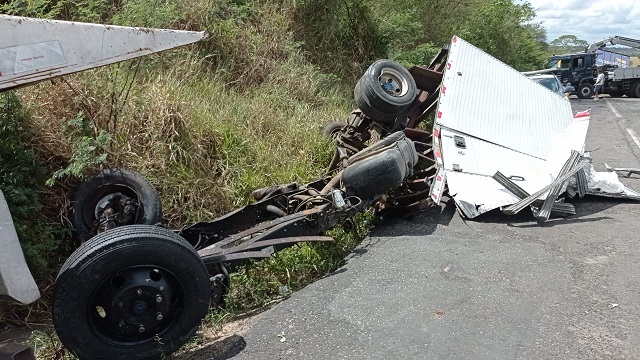 Duas pessoas morrem após colisão entre dois veículos na BR-101