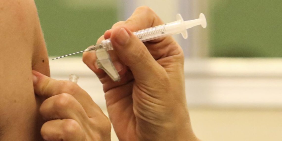 Universidades brasileiras testam eficácia de vacina contra o HIV