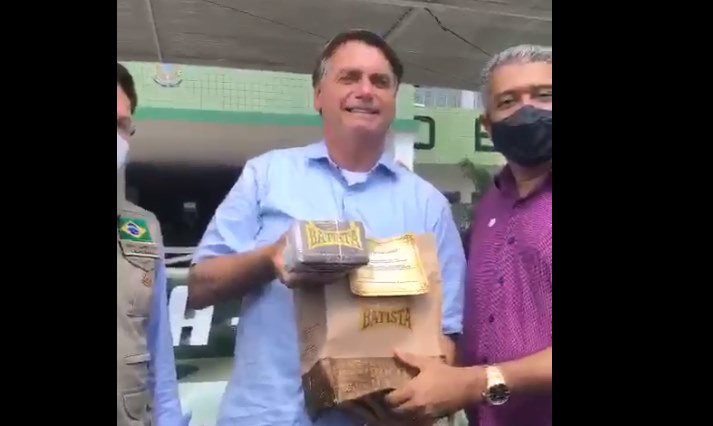 Prefeito de Santa Bárbara presenteia Bolsonaro com doce e o tradicional requeijão