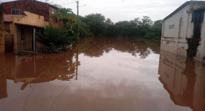 Rio Jacuípe transborda, alaga ruas e invade residências na cidade de Gavião