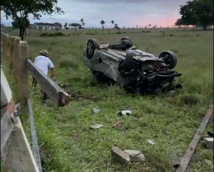 Motorista morre após perder controle de carro e ser projetado para fora após vários capotamentos