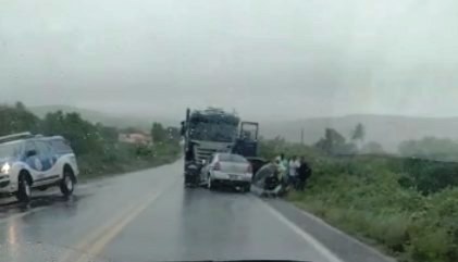Colisão frontal entre carreta e Astra deixa um morto na BR 410