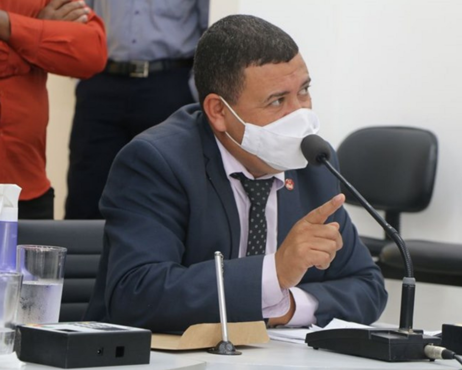 Vereador de Teixeira de Freitas é baleado em posto de gasolina Calila Noticias