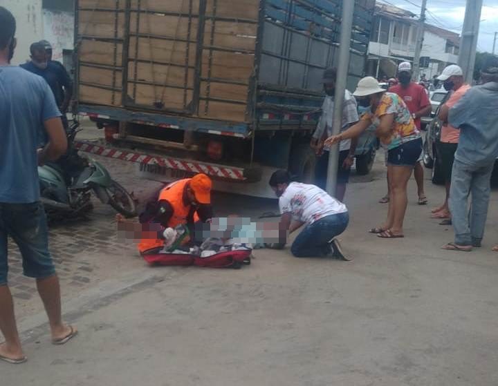 Idoso fica gravemente ferido após colidir moto em fundo de caminhão