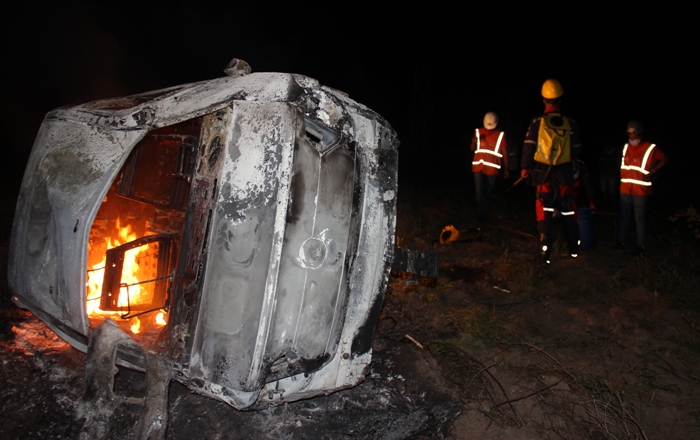 Homem morre após carro capotar na BA 120. Corpo foi projetado antes do veículo pegar fogo