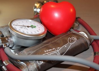 Metade dos brasileiros acima de 60 anos tem hipertensão, alerta cardiologista