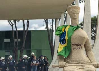 STF condena mulher que pichou estátua a 14 anos de prisão